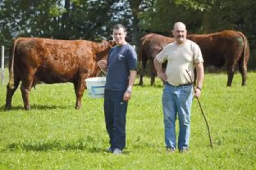 Didier Champeix (à droite) et son fils, Sébastien (à gauche) présenteront quatre animaux dont deux taureaux, et espèrent bien être dans les 10 premier