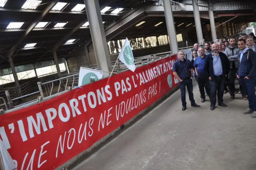 Les éleveurs se sont retrouvés sur l'exploitation du Gaec Herment à Charbonnières-les-Varennes.