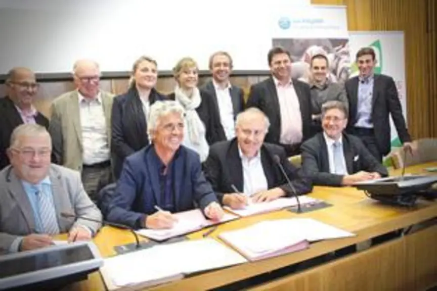 Signature entre Jean-Pierre Taite et Patrick Escure, en présence de l’interprofession, des élus régionaux, du sous-préfet de Saint-Flour...