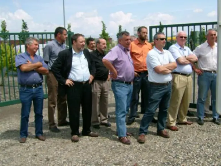 Michel Saintemartine, animateur de l’ADIRA (ici tout à droite) a présenté la visite de l’ASA Limagne Noire (700 ha irrigués), présidée par Christian L