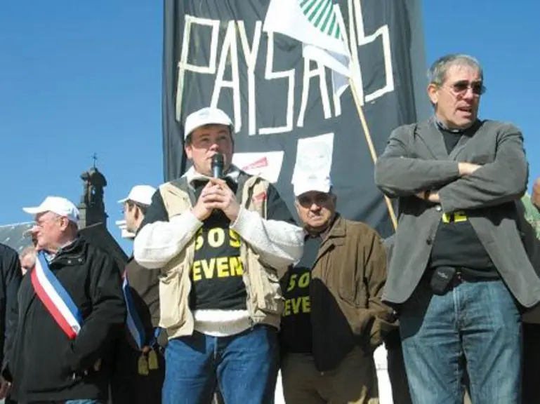 Responsables professionnels, agriculteurs… tous arboraient le tee shirt noir et jaune, aux couleurs de la détermination de la profession. Avec, côté p