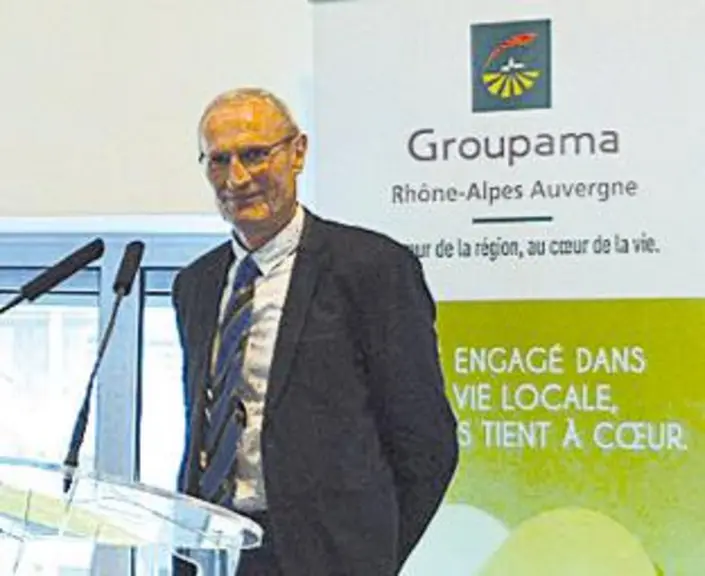 Guy Ballot, président de la Fédération des caisses locales du Puy-de-Dôme, a remis à la Caisse de Clermont-Ferrand le trophée “Tremplin local” pour se