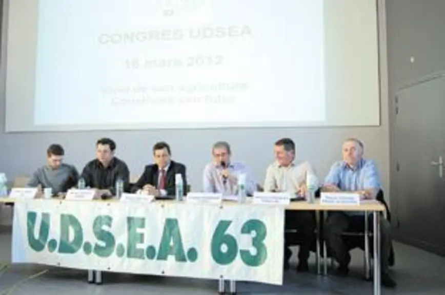 De gauche à droite : Patrick Levet, président JA63, Bruno Chaput, secrétaire Général Udsea, Xavier Beulin, président de la Fnsea, Claude Raynaud, prés