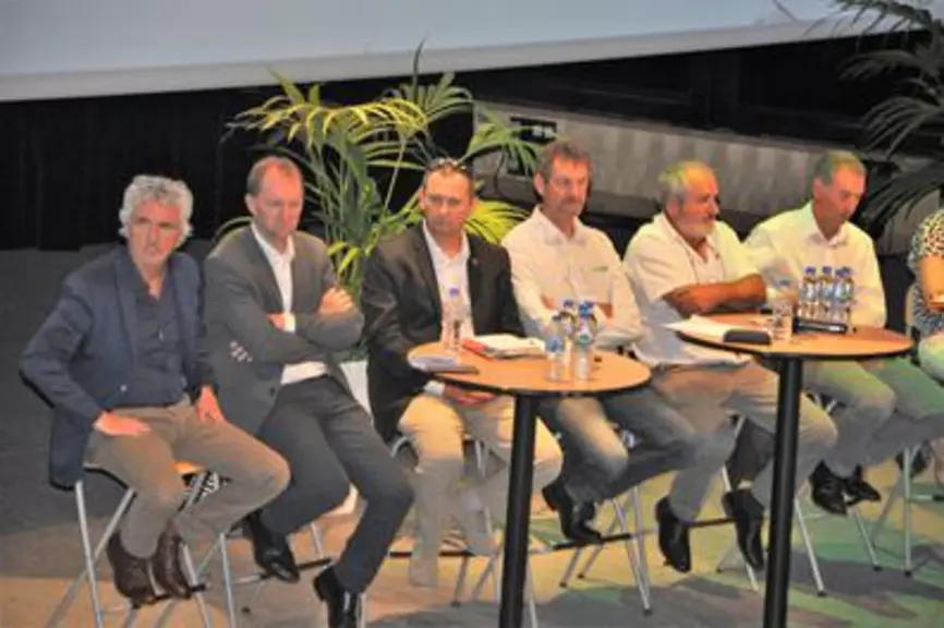 Jean-Pierre Taite (à gauche), vice-président du Conseil régional Auvergne-Rhône-Alpes, en charge de l’agriculture a participé à l’ouverture des travau