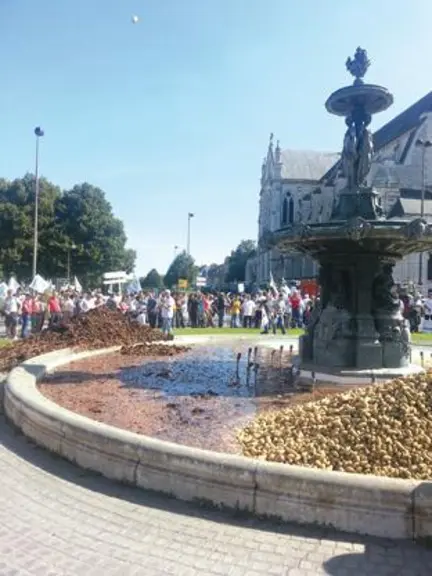 Le déversement de pommes de terre, fumier et oignons dans la fontaine, signe de la colère des agriculteurs.