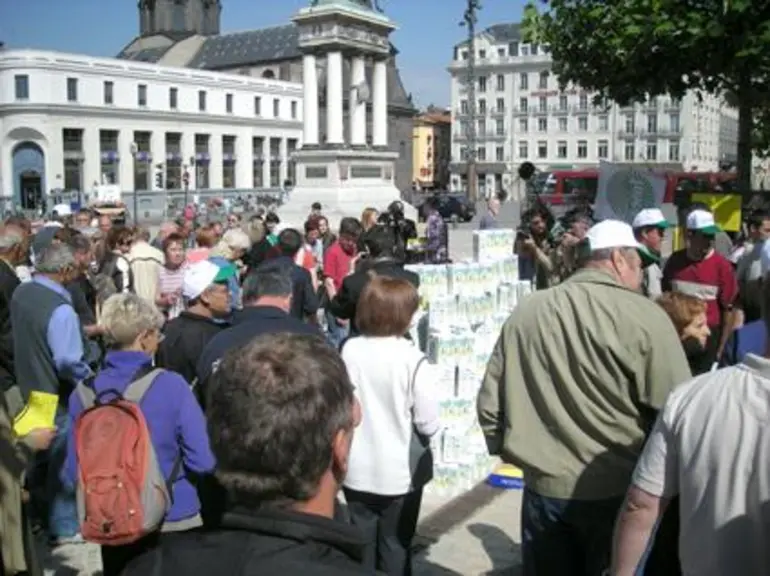 Les agriculteurs se sont installés place de Jaude pour communiquer avec les consommateurs sur les prix agricoles et distribuer du lait gratuitement