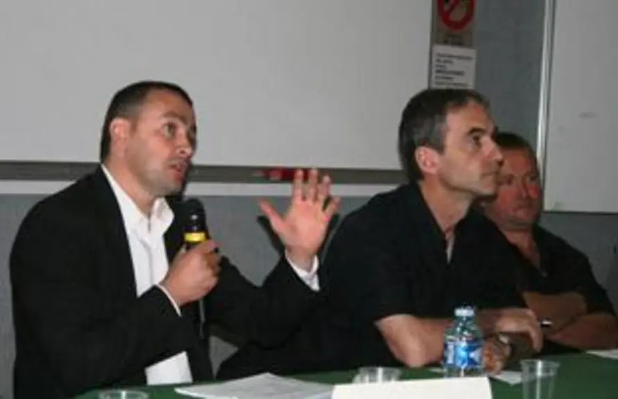 Yannick Fialip, (à gauche) président de la section régionale laitière, a mené les débats lors des assises.