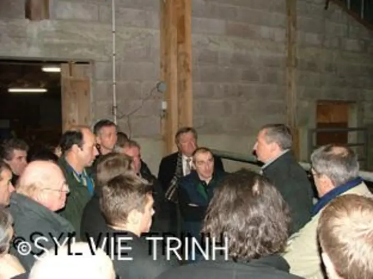 Le ministre entouré des éleveurs et des élus. Elargissant le débat aux autres productions agricoles, il s’est engagé en faveur d’une politique forte d
