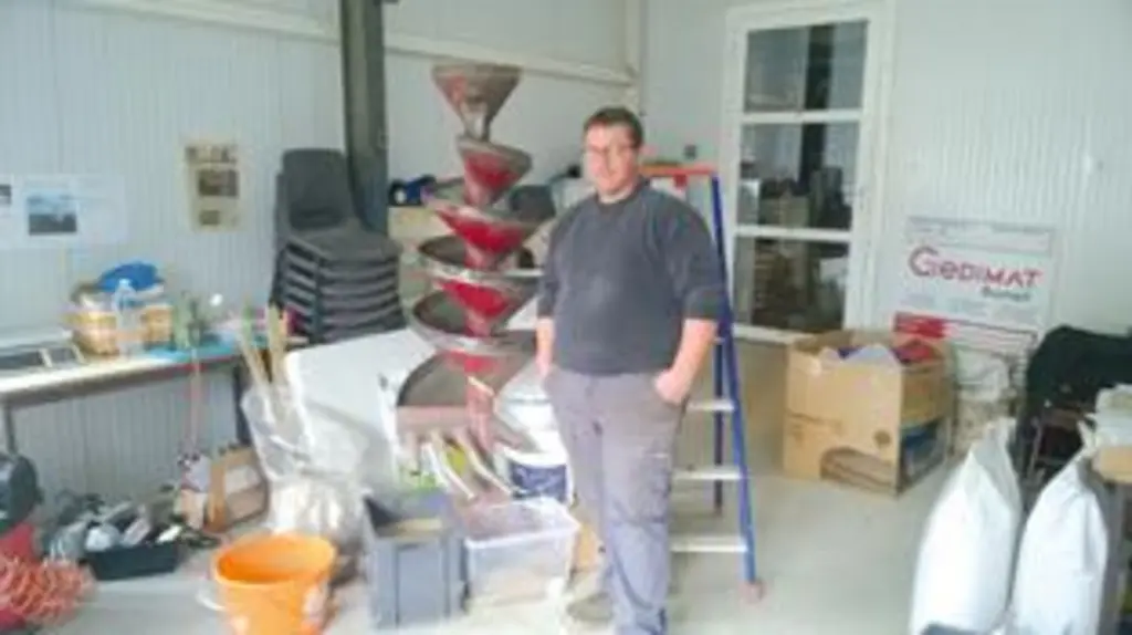 Vincent en train de trier de la lentille avec le trieur «TOBOGGAN».