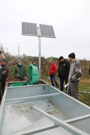 Associée à un abreuvoir, la pompe solaire mobile permet une alimentation en eau depuis le cours d’eau sans piétinement des berges.