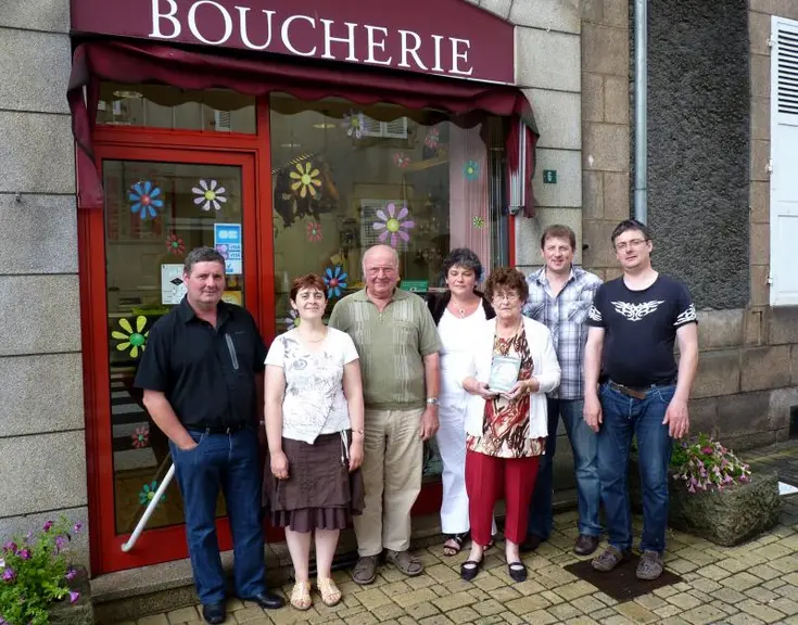 De gauche à droite : Philippe Chazette, président de CCBE et représentant des éleveurs au conseil d’administration d’Interbolim, Mme Lopes, bouchère,