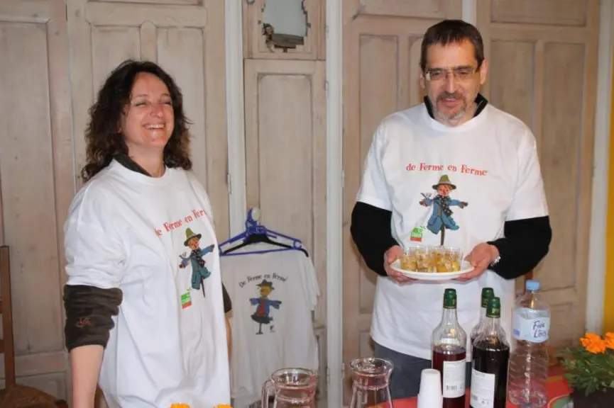 Les bénévols avec t-shirt : l'épouvantail symbole de cette opération de communication «de ferme en ferme», ce petit homme de paille guide les visiteur