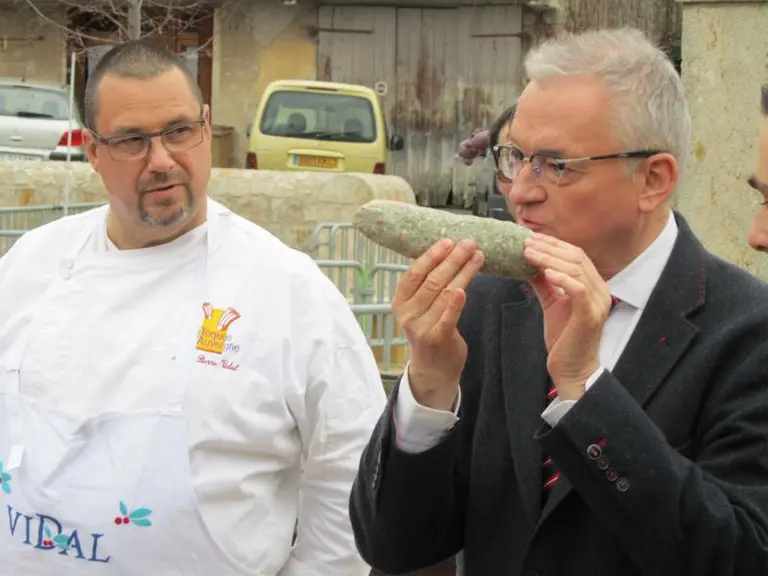 Le chroniqueur hume un saucisson porc de Haute-Loire.