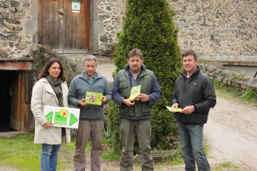 Les 3 frères Nicolas de la Ferme de Fontbonne et Aurélie Sarda de la Chambre d’Agriculture en charge de l’animation du réseau «Bienvenue à la Ferme» e