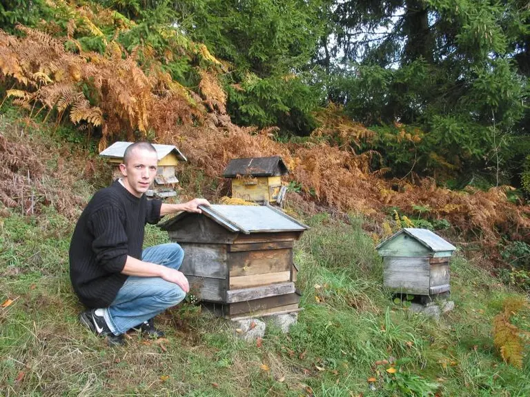 Emmanuel Coudert devant ses ruches à Sembadel.