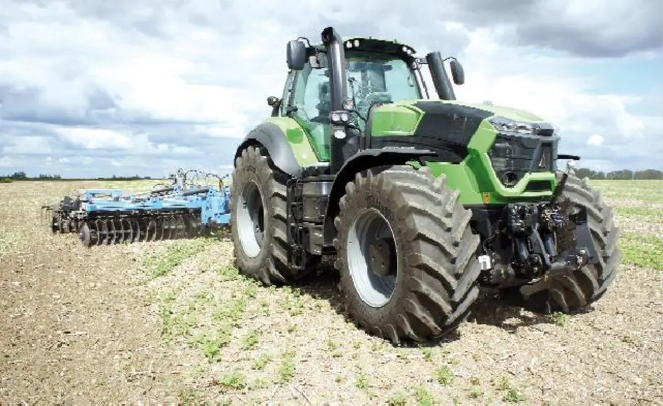 Nouveau venu dans la catégorie des fortes puissances, le Deutz-Fahr série 9 affiche des dimensions généreuses pour un tractoriste européen.