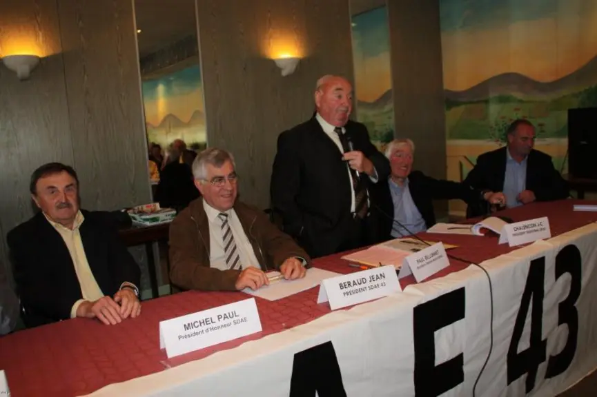 A la tribune : Paul Michel, Jean Beraud, Paul Billonnet et Gilbert Guignand.