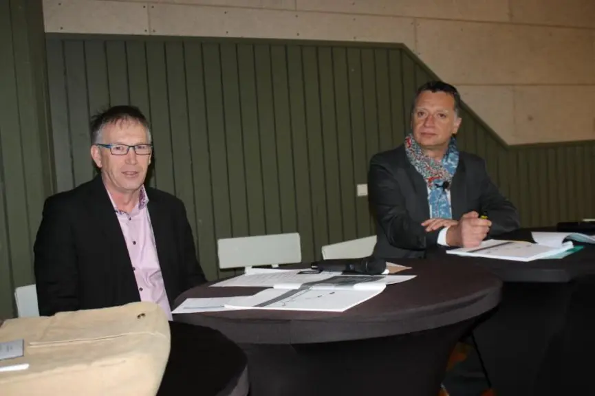 A la tribune : Gilles Boyer, président et Emmanuel Duban, directeur.