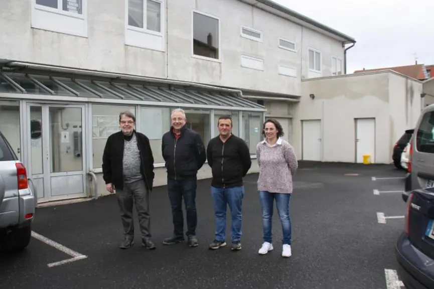 De gauche à droite : Bernard Gallot, Denis Chalendar, Serge Garzino, responsable de l'atelier de découpe et Marie-Josée Pelletier, directrice de l'aba