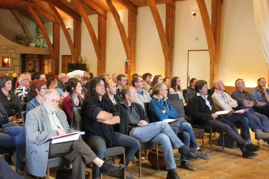 Les producteurs de Fruits Rouges des Monts du Velay réunis en assemblée générale au Mazet St Voy.
