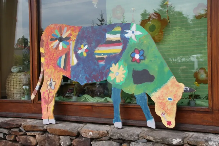 Des vaches de bois et de carton.