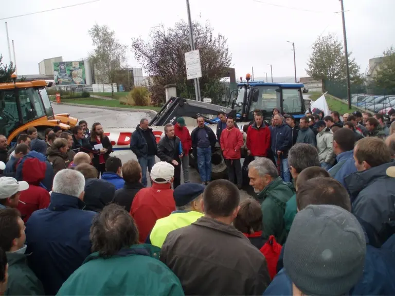 Les éleveurs laitiers devant le site de Sodiaal à Brioude.