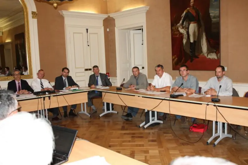 Une réunion s’est tenue en Préfecture sur le loup en présence des organisations  syndicales agricoles, la FDO, la DDT, l’ONCFS, la Fédération départem