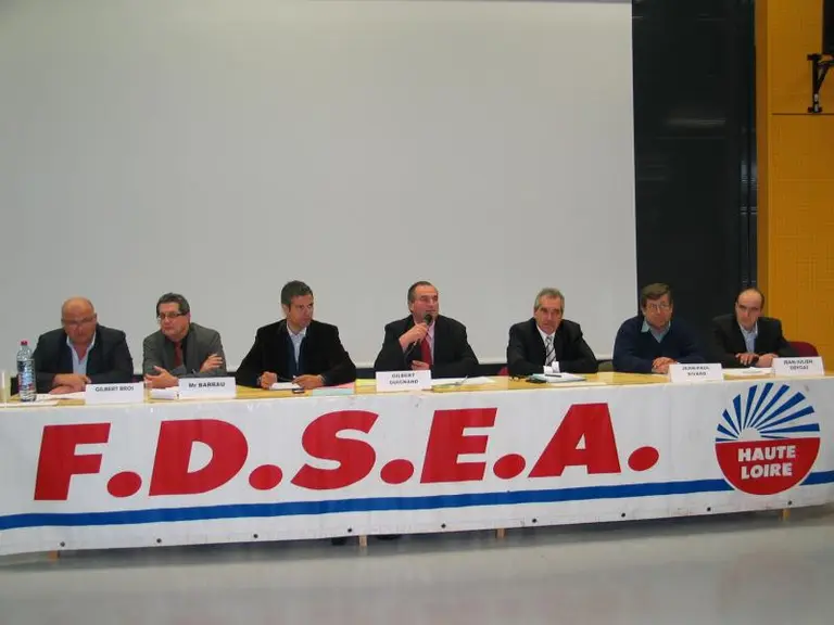 De gauche à droite : Gilbert Bros pdt de la Chambre d’Agriculture, Dominique Barrau secrétaire général
de la FNSEA, Laurent Wauquiez secrétaire d’Éta