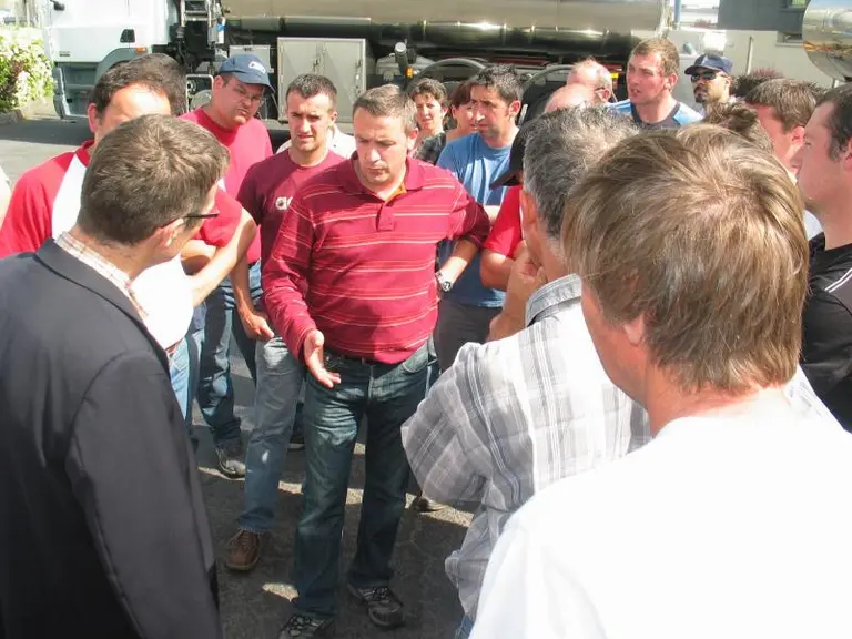 Discussions tendues entre les producteurs et le responsable de l’entreprise.