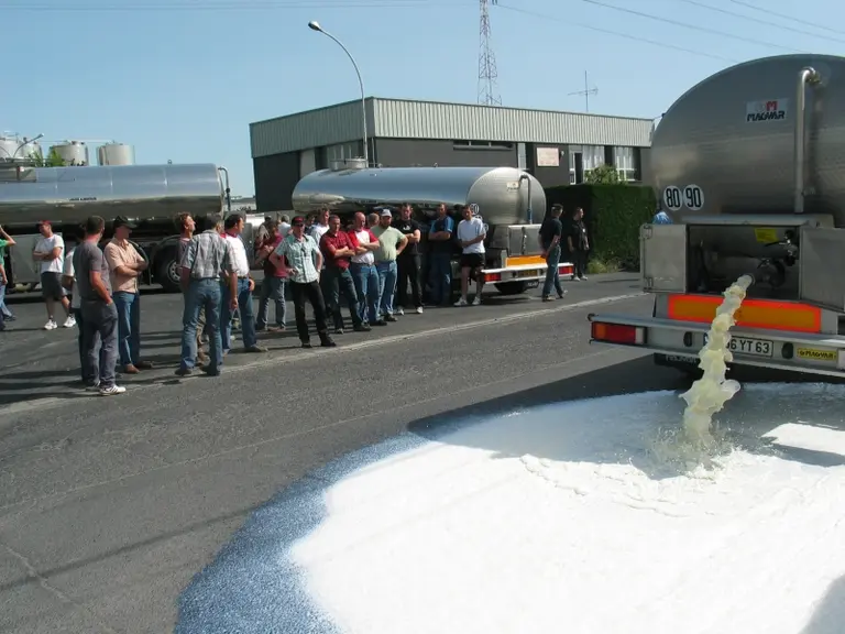 Exaspérés, les producteurs ouvrent les vannes.