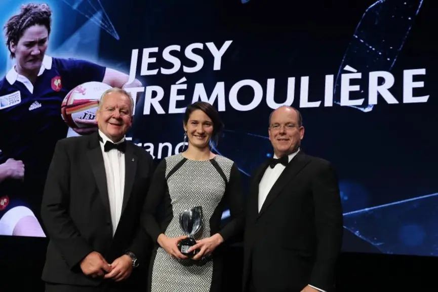 Un grand moment pour Jessy Trémoulières, qui a reçu des mains d’Albert de Monaco le prix de Meilleure joueuse Mondiale 2018 de Rugby.