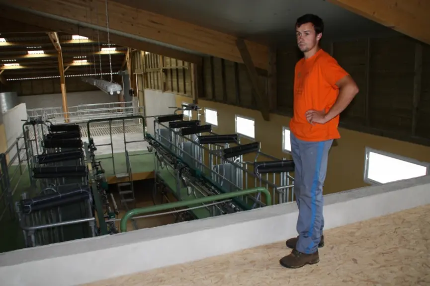 Dans la nouvelle stabulation en mezzanine, un poste d’observation a été installé au dessus de la salle de traite, pour les visiteurs.