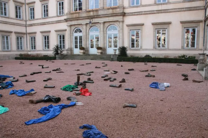 Bottes et bleus de travail ont été lancés par dessus les grilles de la Préfecture.