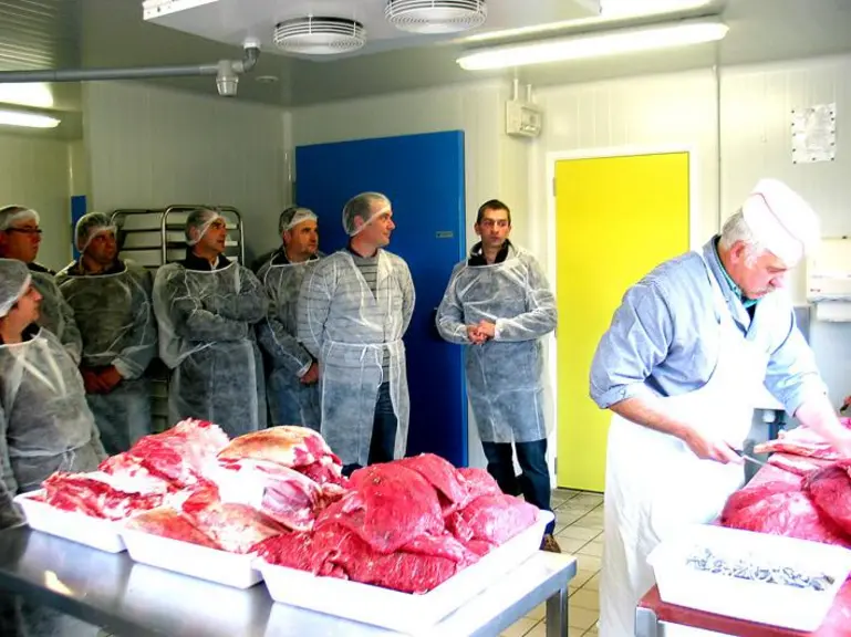 Les éleveurs ont vu à l’œuvre le boucher qui vient transformer la viande du Gaec Lepetit en vue de la vente directe.