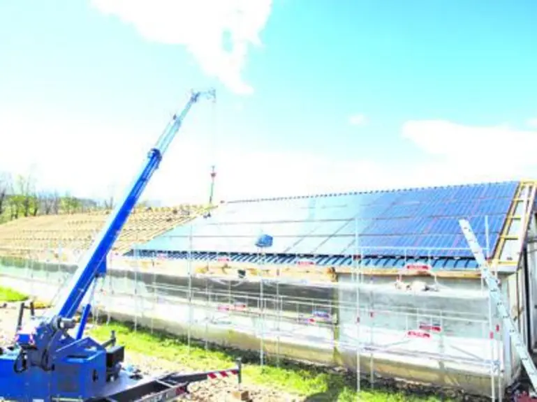 Si vous envisagez de réparer un toit endommagé, ou de réaliser des travaux de désamiantage, le revenu supplémentaire émanant du photovoltaïque peut vo