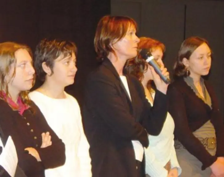Témoignages d’apprentis, avec l’animatrice Isabelle Bize au micro. Au premier plan, Nathalie et Emilie du CFA d’Ahun, puis Martine et Ilham, du CFA de