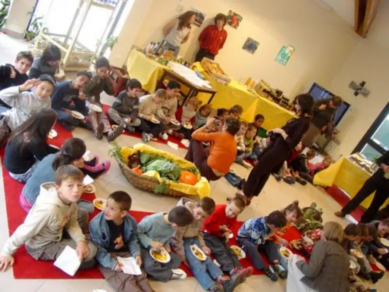 Des enfants à la découverte de nouvelles saveurs.