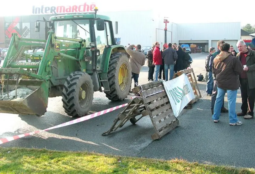 Il aura fallu seulement 2 tracteurs, des palettes et quelques mètres de ruban de chantier pour paralyser l'activité économique de l’Intermarché Sainte