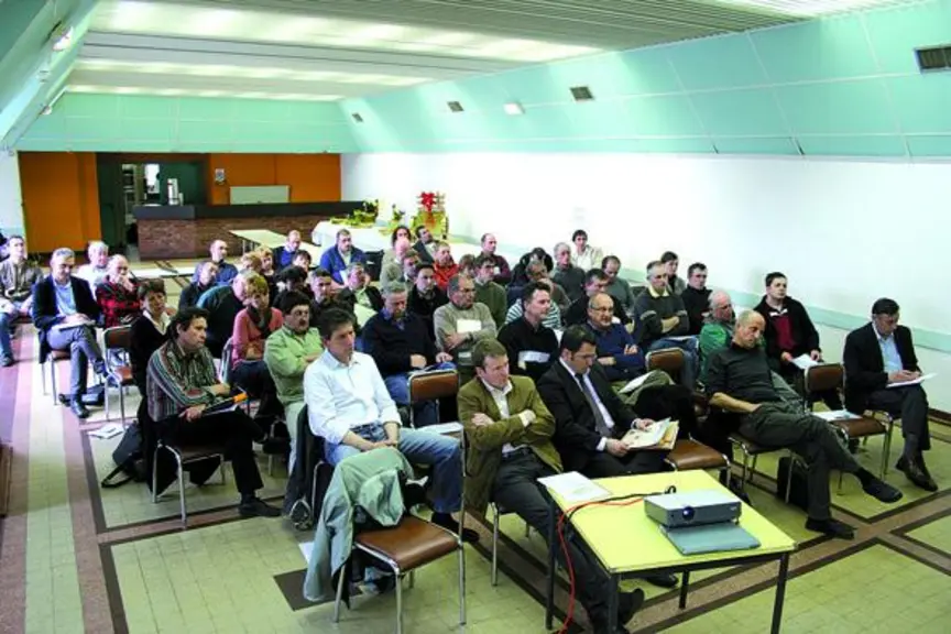 Une assemblée générale attentive lors du rapport du président.