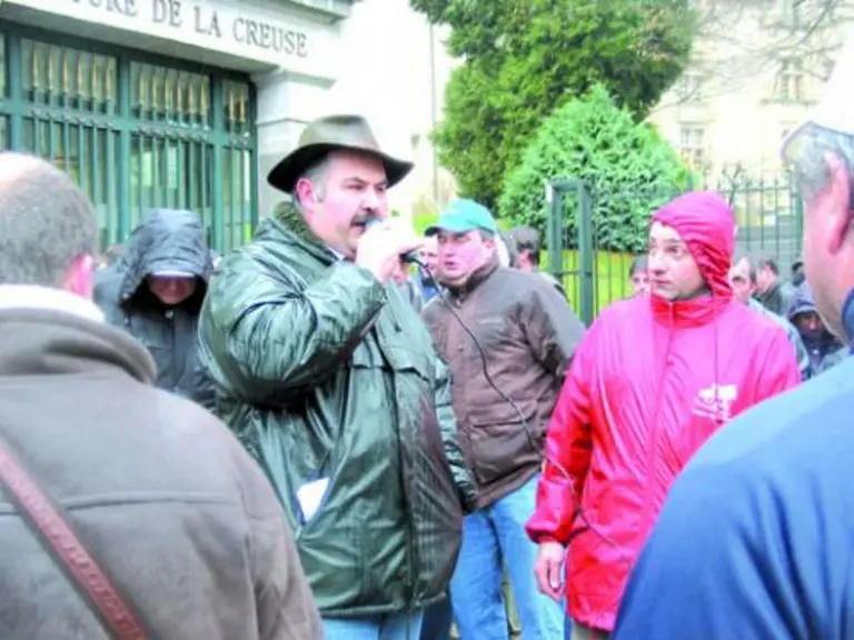 Philippe Monteil s'exprime devant les manifestants.