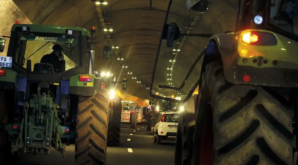 Tracteurs sous un tunnel lors d'une opération escargot menée sur l'A75