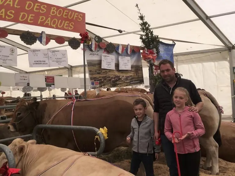 Le Gaec La Baraque de la Motte, remporte le prix de festival pour la meilleure génisse Bœuf fermier Aubrac.