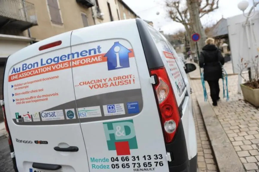 Le petit camion itinérant de Delphine Henry, qui va de marché en marché, pour faire connaître l'action "Au bon logement."
