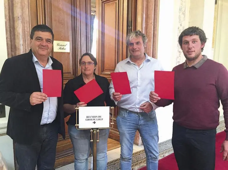 Les membres du Caf loup ont décerné un carton rouge au gouvernement.