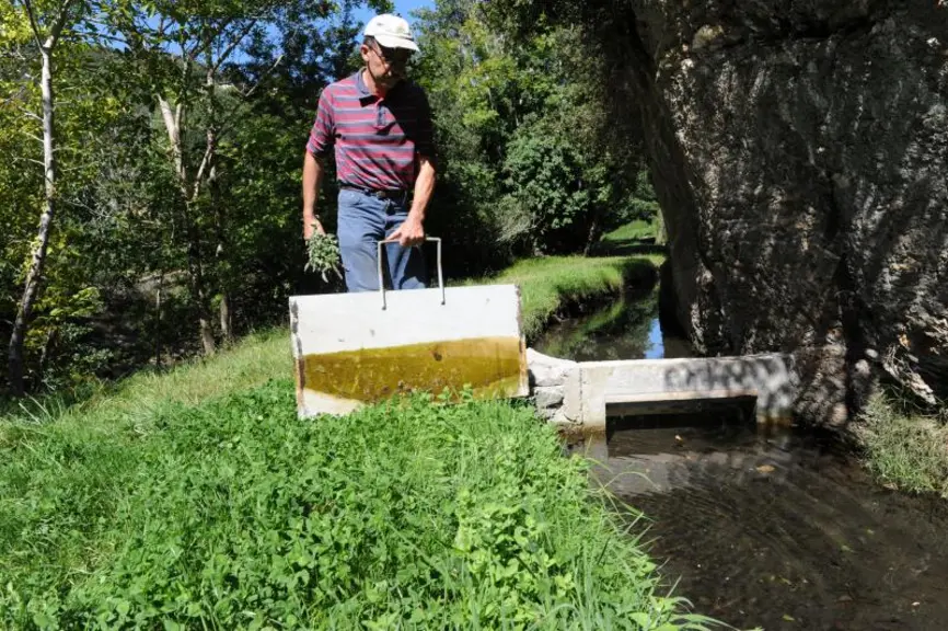 Sur le béal de Jean-Pierre Rauzier, agriculteur dans les Cévennes, le canal longe le haut des prairies.
