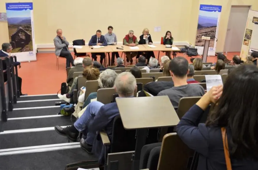 Cette journée était l’occasion de rassembler tous les acteurs qui agissent pour les Causses et les Cévennes sans se croiser : éleveurs, élus de l’Ente