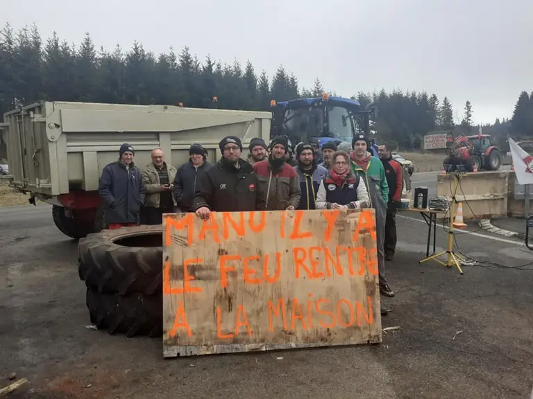Des slogans accrocheurs dirigés contre le gouvernement.