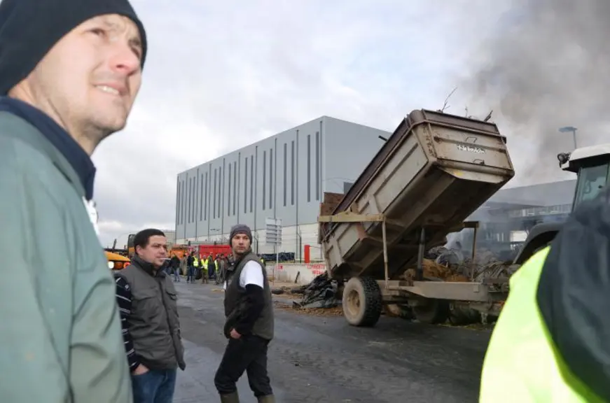 En 2016 et 2022, les agriculteurs avaient déjà bloqué durant près d'une semaine le site de la SCA Centre, centrale d'achat de Leclerc, située à Yzeure