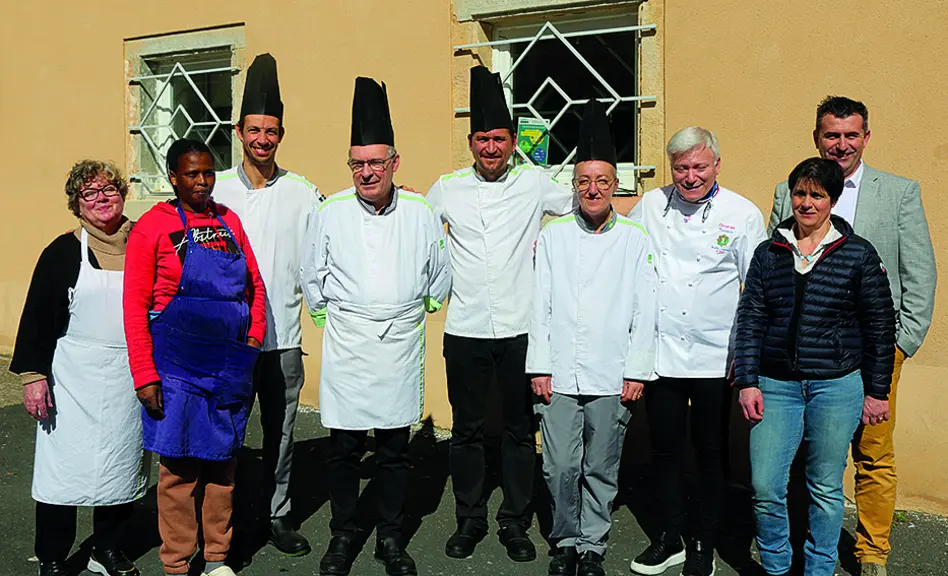 Christian Têtedoie et la brigade de restauration collective du lycée Terre nouvelle à Marvejols