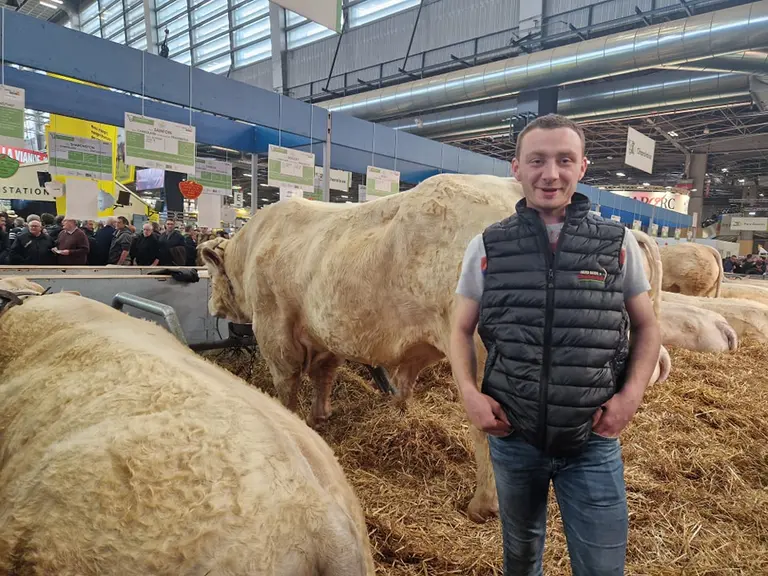 Louis Merle avec son taureau Sainfoin...